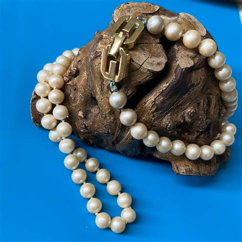 givenchy pearl necklace 1977